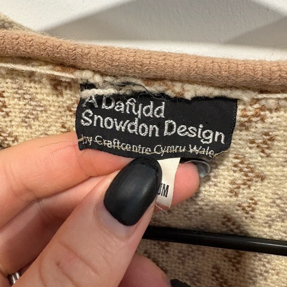 'A Dafydd Snowdon Design' Cream Welsh Wool Tapestry Cape - Picture 13 of 13